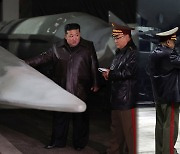 김정은, ICBM 기지 첫 공개…미 대선 전 몸값 올리기?