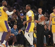 아빠 르브론, 아들 브로니에 스크린…제임스 父子 나란히 NBA 무대 섰다