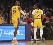 NBA 새 역사 쓴 르브론-브로니 부자, 2분41초간 호흡…레이커스-보스턴 개막전 승리