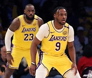 'NBA 최초' 父 르브론+子 브로니 동시 출전! "가족이 우선이다"... 레이커스, 개막전 미네소타 격파