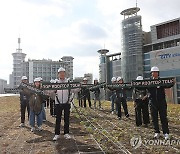 슬로건 수건 들고 기념 촬영하는 오세훈 시장