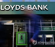 BRITAIN LLOYDS BANK PROFITS