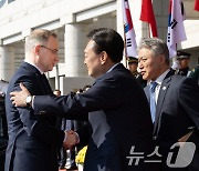 두다 폴란드 대통령과 인사 나누는 윤석열 대통령