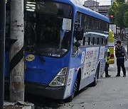 시내버스, 가로수·전봇대 들이받아...2명 다쳐