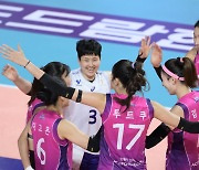 '해결사 김연경이 웃었다' 흥국생명, GS 꺾고 개막 2연승 단독 선두로