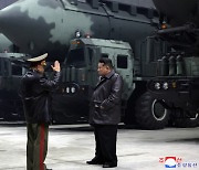 김정은, ICBM 기지 첫 공개… 미국 대선 앞 핵 능력 과시