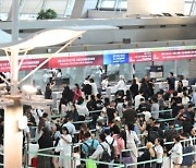 인천공항, 유명인 별도 출입문 허용 논란