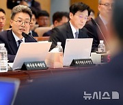 질의에 답하는 한경선 대구지방국세청장