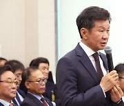 “마쉬 감독 왜 못 데려왔냐" 지적에…정몽규 "세금도 내준다 했다" 반박 [2024 국정감사]