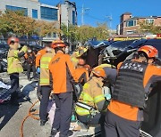 '내리막길서 쾅' 70대 SUV 운전자, 주차된 차량 잇따라 들이 받고 전복