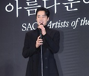 [TD포토] 조인성 '우월한 피지컬'