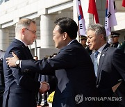 윤석열 대통령, 안제이 두다 폴란드 대통령과 인사