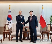 윤석열 대통령, 안제이 두다 폴란드 대통령과 소인수 회담