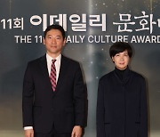 [포토]포즈 취하는 김세웅 단장-김선아 지휘자