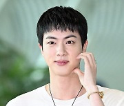 BTS 진, 팬들과 다시 한번 마주한다...신곡 무대 최초 공개