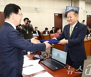 [국감]선서문 제출하는 이상민 행안부 장관