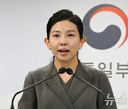 북한 동향 관련 질의에 답하는 김인애 부대변인