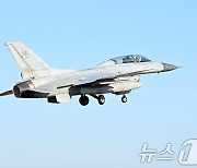 힘찬 이륙하는 KF-16 전투기