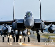 이륙 준비하는 F-15K 전투기 편대