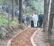 포천시, 반월산성 맨발둘레길서 확대간부회의…시정 현안 논의