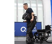 Research team develops wearable robot for paralyzed patients