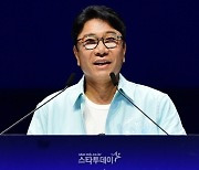 이수만, 엔터업계 전격 복귀…신인 ‘루키즈’ 공개