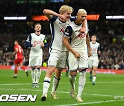 '히샬리송 PK 결승골' 토트넘, '허벅지 통증' SON 없는 위기 넘겼다...AZ에 1-0 승리→UEL 3연승