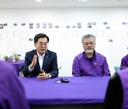 김동연, 올해도 ‘이태원 참사 유족의 아픔 품었다’···“참사에 정치가 어디 있나?”