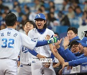 [포토S] 삼성 더그아웃은 축제 분위기