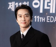 [T포토] 송승헌 '잘생김은 영원해'