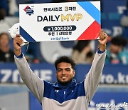 레예스 '한국시리즈 3차전 데일리 MVP'[포토]