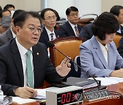 의원 질의에 답변하는 방기선 국무조정실장