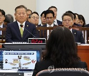 의원이 게시한 자료 바라보는 이상민 행안부 장관