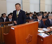 단상으로 향하는 이상민 행안부 장관