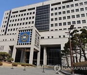 한밤중 도로 누워있는 주취자 밟고 지나간 차량 운전자 무죄