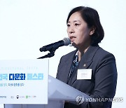 축사하는 신영숙 차관