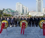 평양에서 '중국군 한국전쟁 참전' 74주년 기념하는 중국대사관 관계자들