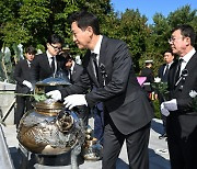 오세훈 시장, 박정희 대통령 서거 제45주기 추도식 참석