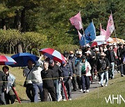 [mhn포토] 윤이나, 깃발 든 팬 클럽과 함께 우승 노린다