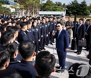 윤석열 대통령, 공사 생도들 격려