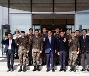 윤석열 대통령, 공군사관학교 장교들과 함께