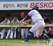 산산조각 나는 강민호의 배트