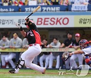 헛스윙으로 삼진되는 기아 변우혁