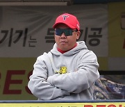 경기 지켜보는 기아 이범호 감독