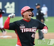 '만루포' 포효하는 호랑이 김태군