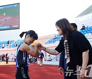 장미란 차관, 육상 여자 400m 전민재 선수 격려