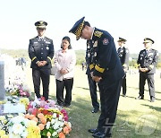 묘역 참배하는 허석곤 소방청장