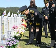 묘역 살펴보는 허석곤 소방청장