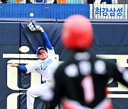 [포토] 김헌곤, 김선빈 타구 잡으려 했지만