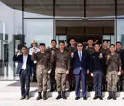 윤석열 대통령, ‘대통령실 견학’ 공사 생도 깜짝 격려